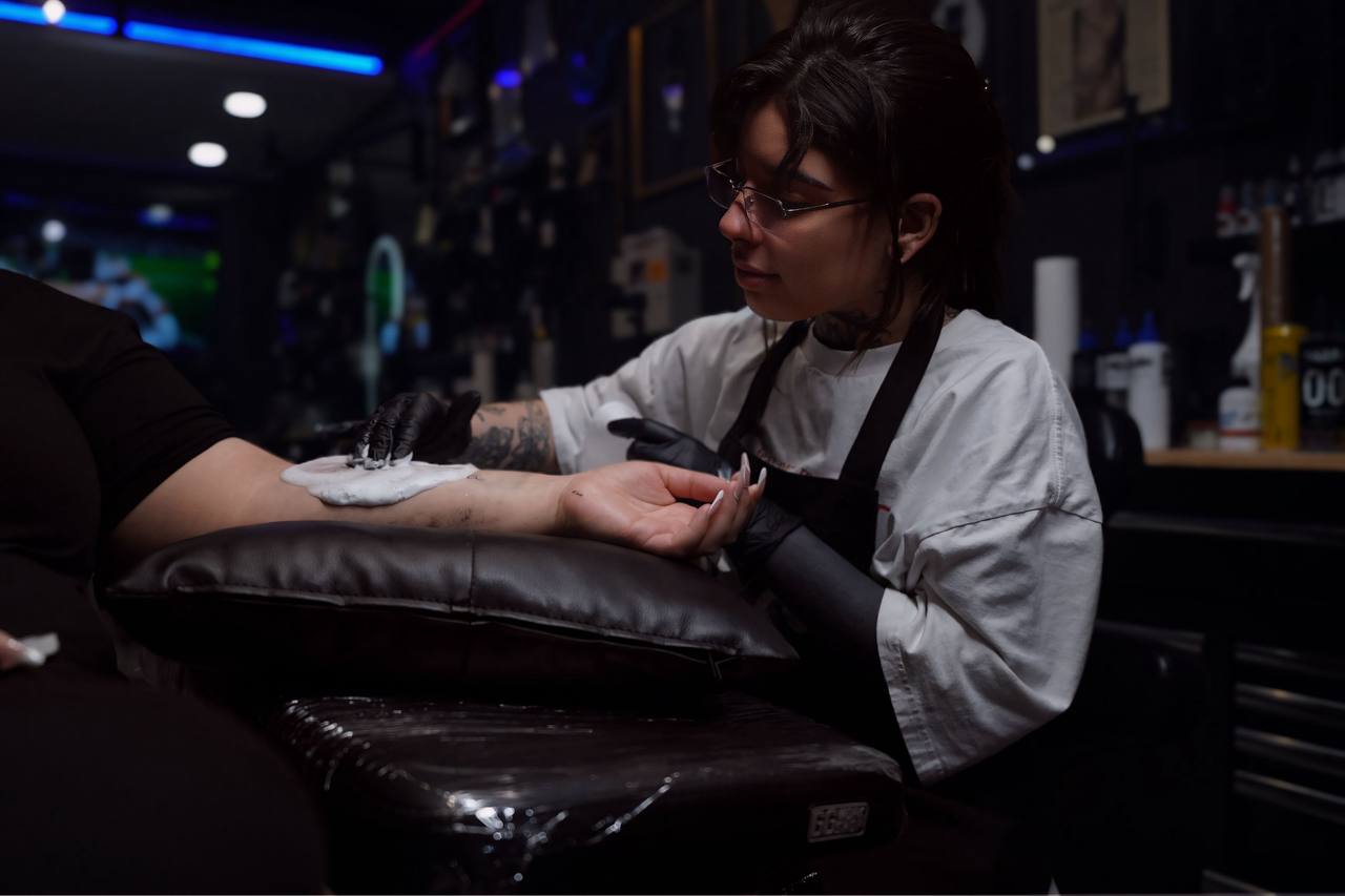 Alba tattooing in the studio